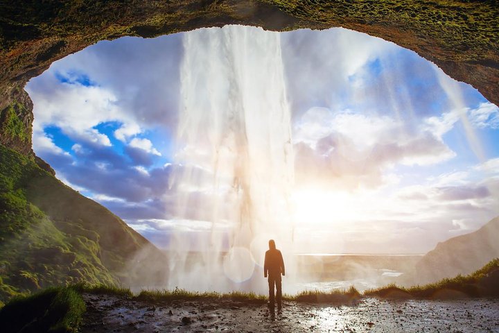 Tourists exploring Iceland's dramatic South Coast waterfalls, glaciers, and black sand beaches, photo 1 | wizardtrip