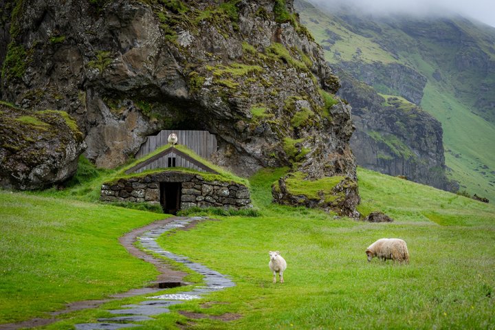 Turister som utforsker Islands dramatiske sørkyst med fosser, isbreer og svarte sandstrender, foto 12 | wizardtrip