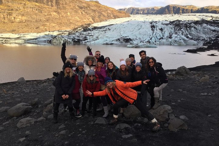 Turister som utforsker Islands dramatiske sørkyst med fosser, isbreer og svarte sandstrender, foto 14 | wizardtrip