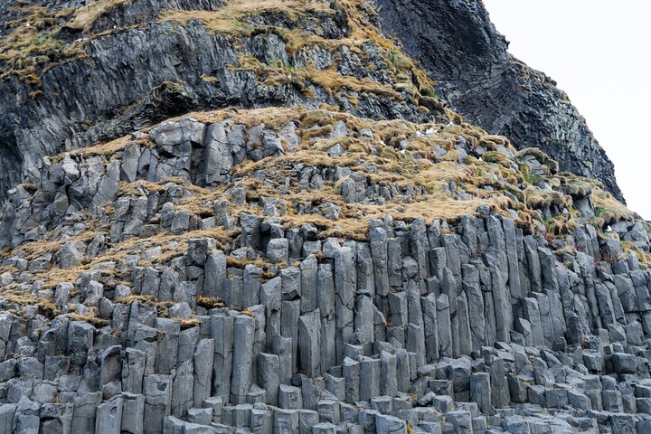 Turister som utforsker Islands dramatiske sørkyst med fosser, isbreer og svarte sandstrender, foto 31 | wizardtrip