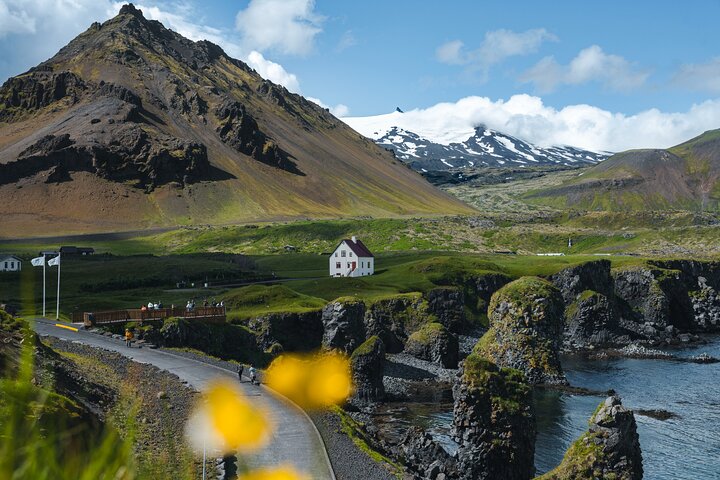 Explore a diversa Península de Snaefellsnes da Islândia, com a montanha Kirkjufell, praias de areia preta e glaciares, foto 8 | wizardtrip