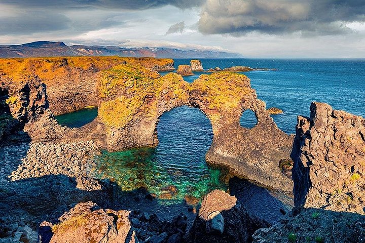 Explore a diversa Península de Snaefellsnes da Islândia, com a montanha Kirkjufell, praias de areia preta e glaciares, foto 10 | wizardtrip