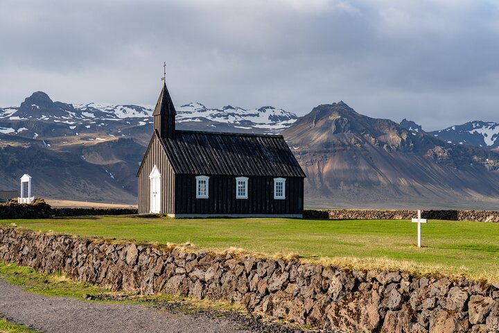 Explore a diversa Península de Snaefellsnes da Islândia, com a montanha Kirkjufell, praias de areia preta e glaciares, foto 16 | wizardtrip