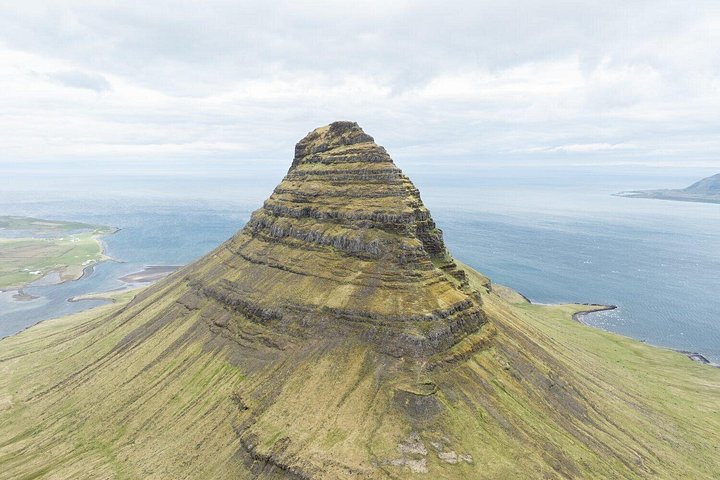 Explore a diversa Península de Snaefellsnes da Islândia, com a montanha Kirkjufell, praias de areia preta e glaciares, foto 25 | wizardtrip