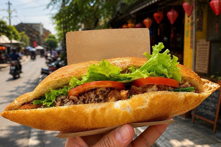 Utforska Hoi Ans livliga gatumatscen med en lokal guide, foto 6 | wizardtrip
