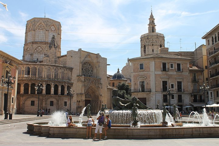 Visite de la Vieille Ville de Valence avec Vin & Tapas dans un Monument Historique du XIe Siècle | wizardtrip