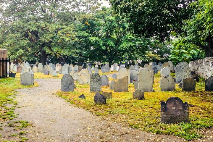 Explore as locações de filmagem do filme "Hocus Pocus" de Salem neste tour guiado a pé, foto 11 | wizardtrip