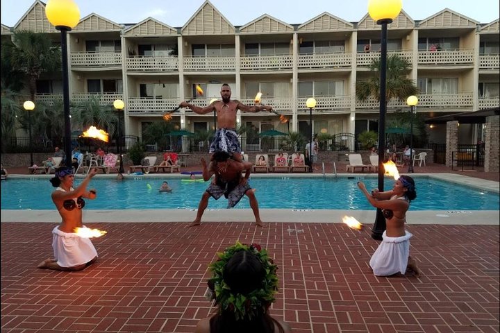 Erleben Sie ein lebendiges polynesischen Luau-Dinner und eine Feuershow in Daytona Beach mit traditioneller Musik, Tanz und einem Buffet, Foto 6 | wizardtrip