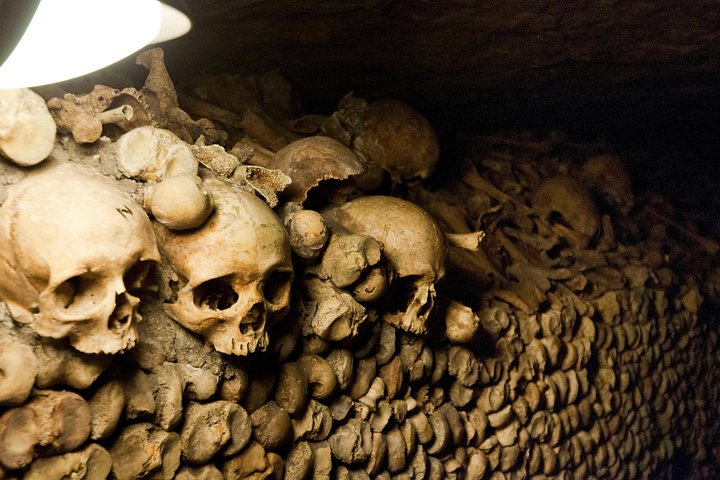 Udforsk de uhyggelige Paris-katakomber med eksklusiv adgang til lukkede områder og lær dens historie fra en lokal guide, foto 8 | wizardtrip