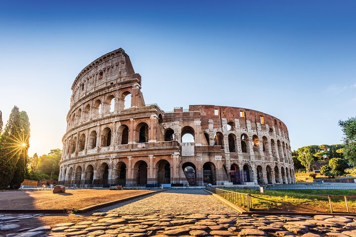 Guided tour of Rome's iconic Colosseum, Roman Forum, and Palatine Hill, photo 1 | wizardtrip