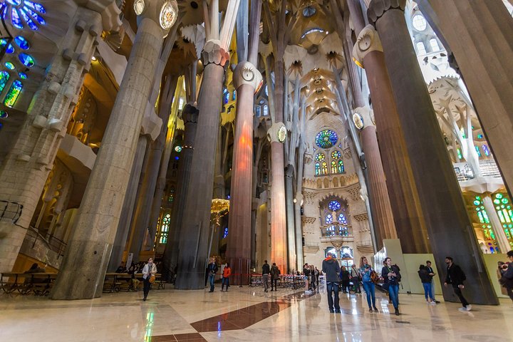 Guided tour of Sagrada Familia, Barcelona, showcasing Gaudi's architecture, photo 6 | wizardtrip