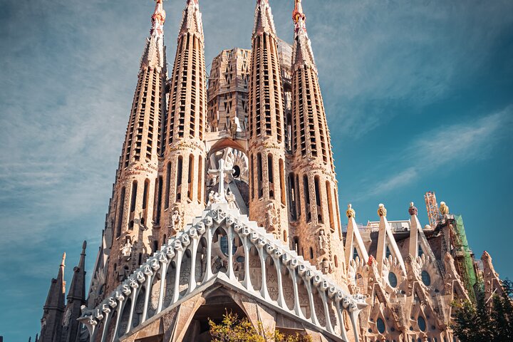 Guided tour of Sagrada Familia, Barcelona, showcasing Gaudi's architecture, photo 7 | wizardtrip