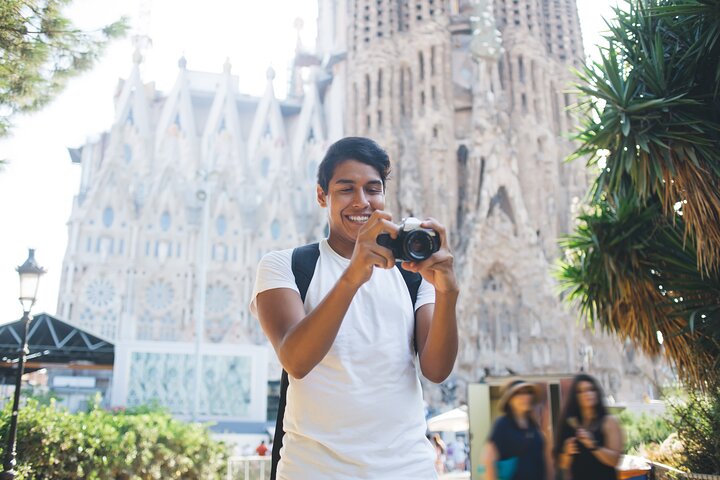 Guided tour of Sagrada Familia, Barcelona, showcasing Gaudi's architecture, photo 8 | wizardtrip