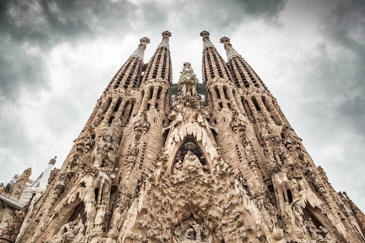 Guided tour of Sagrada Familia, Barcelona, showcasing Gaudi's architecture, photo 10 | wizardtrip