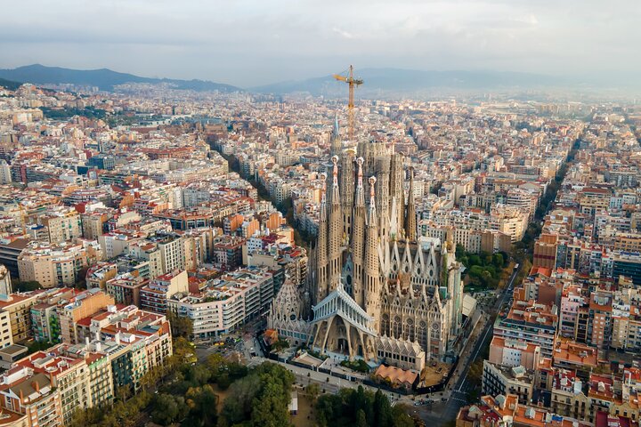 Guided tour of Sagrada Familia, Barcelona, showcasing Gaudi's architecture, photo 11 | wizardtrip
