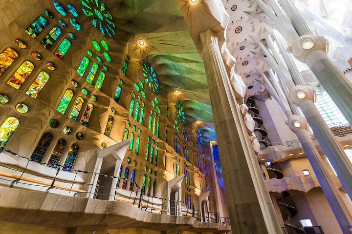 Guided tour of Sagrada Familia, Barcelona, showcasing Gaudi's architecture, photo 14 | wizardtrip