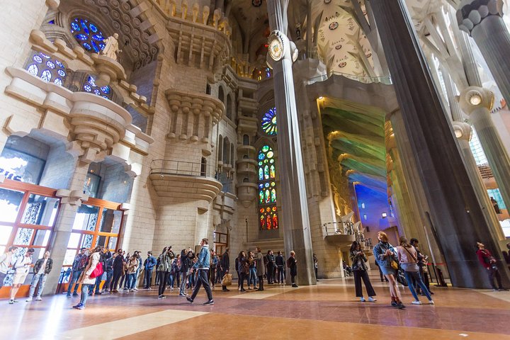 Guided tour of Sagrada Familia, Barcelona, showcasing Gaudi's architecture, photo 15 | wizardtrip