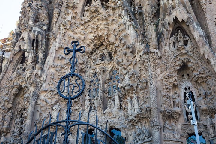 Guided tour of Sagrada Familia, Barcelona, showcasing Gaudi's architecture, photo 16 | wizardtrip