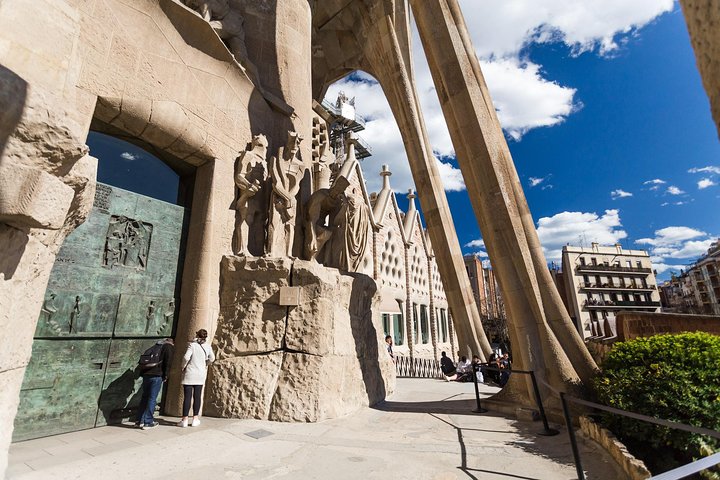 Guided tour of Sagrada Familia, Barcelona, showcasing Gaudi's architecture, photo 17 | wizardtrip