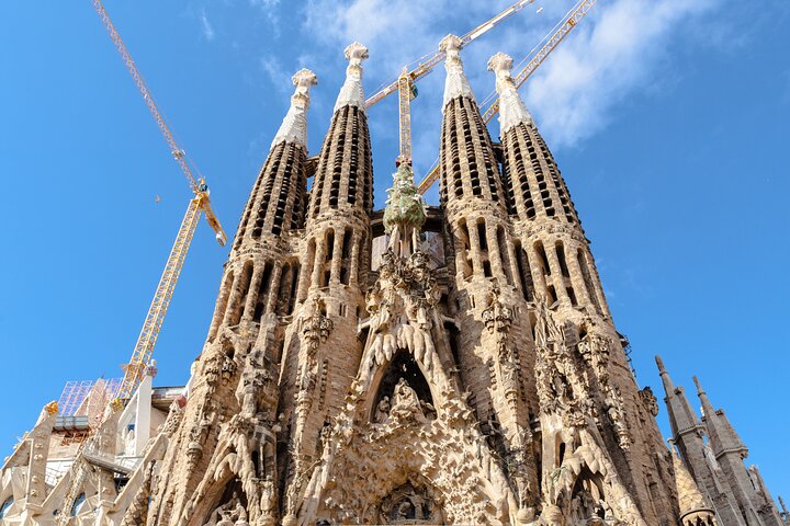 Guided tour of Sagrada Familia, Barcelona, showcasing Gaudi's architecture, photo 18 | wizardtrip