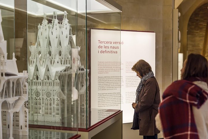 Guided tour of Sagrada Familia, Barcelona, showcasing Gaudi's architecture, photo 19 | wizardtrip