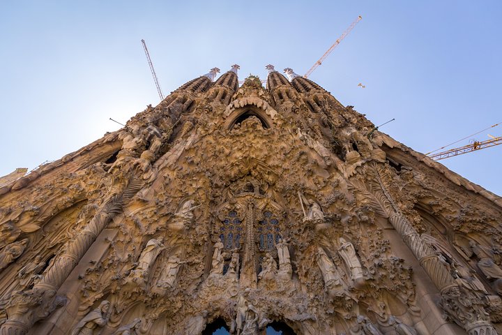 Guided tour of Sagrada Familia, Barcelona, showcasing Gaudi's architecture, photo 22 | wizardtrip