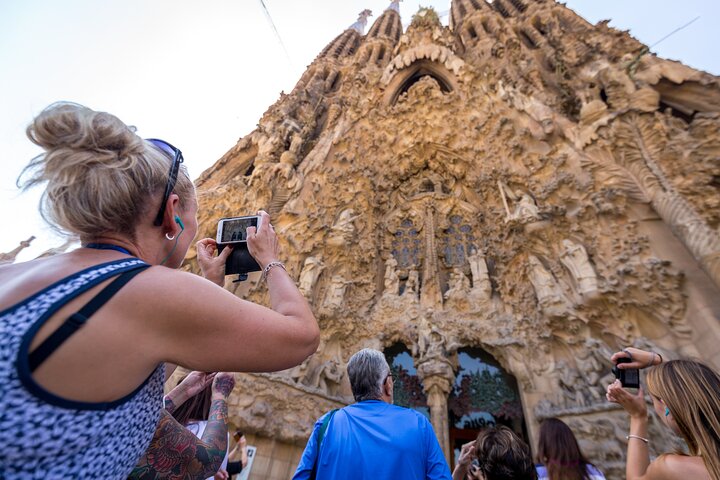Guided tour of Sagrada Familia, Barcelona, showcasing Gaudi's architecture, photo 23 | wizardtrip