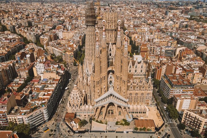 Guided tour of Sagrada Familia, Barcelona, showcasing Gaudi's architecture, photo 24 | wizardtrip