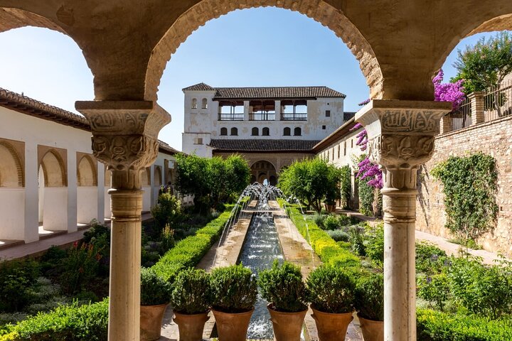 Grenade : Visite Guidée de l'Alhambra avec Palais Nasrides | wizardtrip