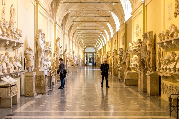 Enjoy a VIP Vatican breakfast and guided tour with early access to the Sistine Chapel and St. Peter's Basilica in Rome, photo 12 | wizardtrip