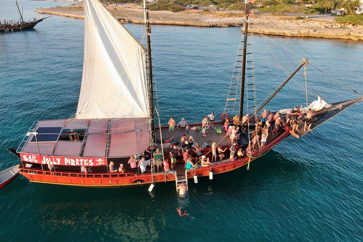 Piratskeppskryssning i solnedgången med öppen bar och repgunga på Aruba, foto 2 | wizardtrip