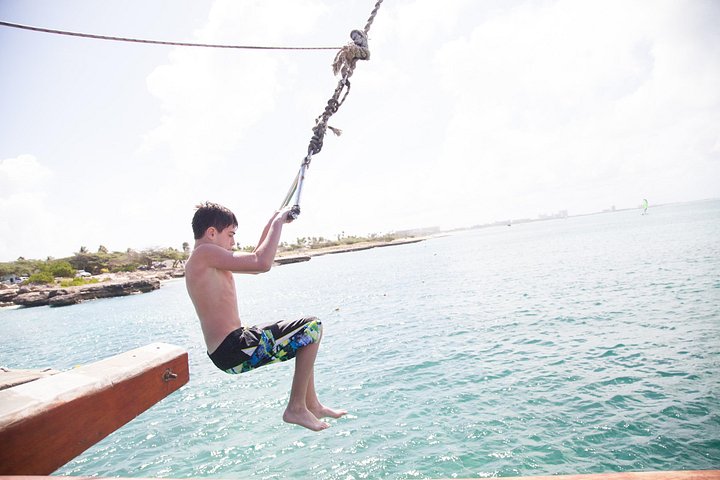 Piratskeppskryssning i solnedgången med öppen bar och repgunga på Aruba, foto 4 | wizardtrip