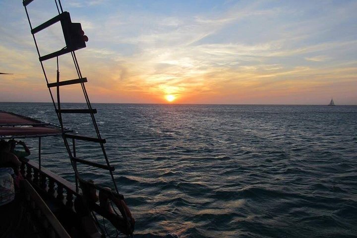 Piratskeppskryssning i solnedgången med öppen bar och repgunga på Aruba, foto 12 | wizardtrip