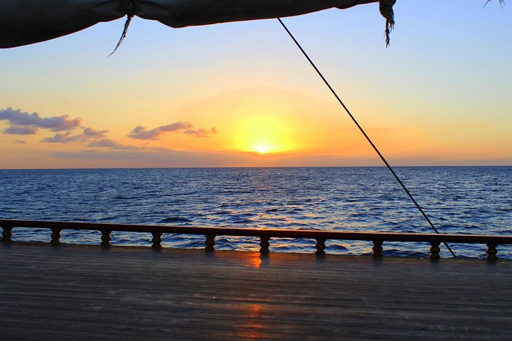 Piratskeppskryssning i solnedgången med öppen bar och repgunga på Aruba, foto 13 | wizardtrip