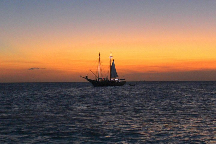 Piratskeppskryssning i solnedgången med öppen bar och repgunga på Aruba, foto 14 | wizardtrip