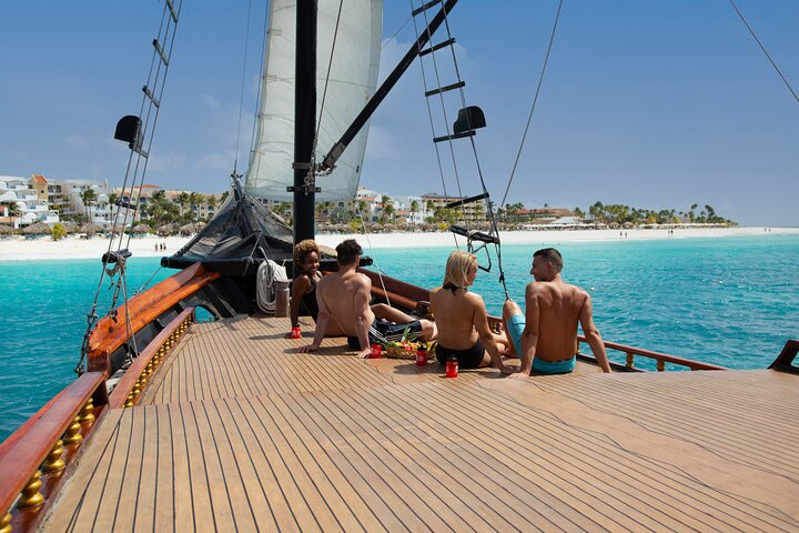 Croisière snorkeling à Aruba à bord d'un bateau pirate avec balançoire et bar ouvert, photo 2 | wizardtrip