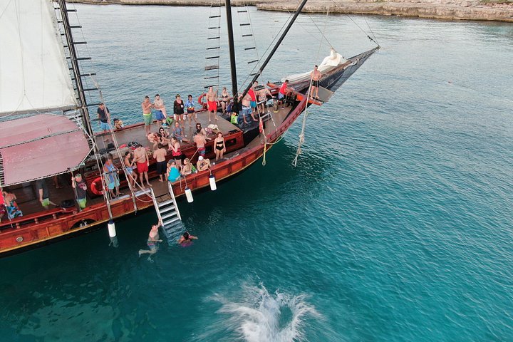Croisière snorkeling à Aruba à bord d'un bateau pirate avec balançoire et bar ouvert, photo 7 | wizardtrip