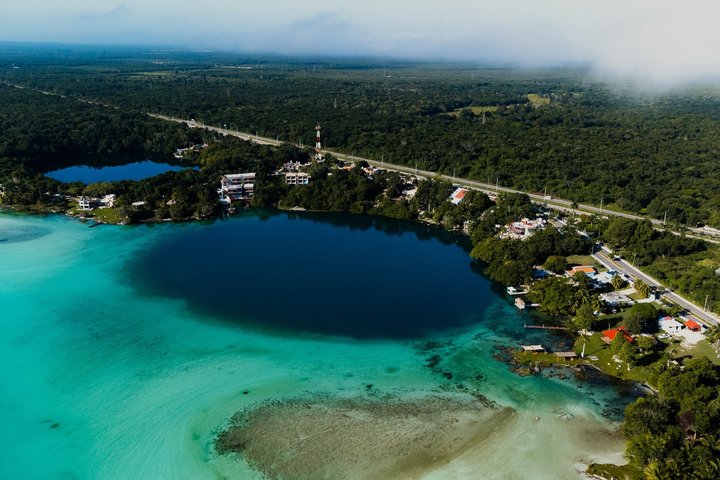 メキシコ、バカラ・ラグーンのボートツアー。セノーテとカラフルな水域を探検、写真44 | wizardtrip