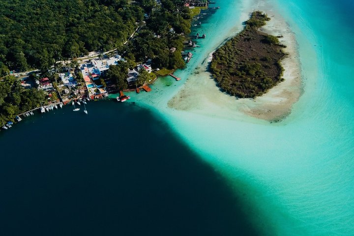 メキシコ、バカラ・ラグーンのボートツアー。セノーテとカラフルな水域を探検、写真48 | wizardtrip