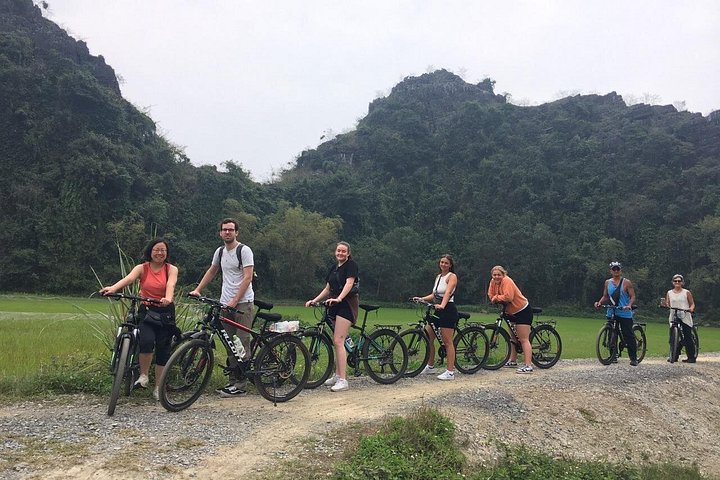 Full-day guided tour of Ninh Binh from Hanoi, featuring Mua Cave, Tam Coc boat trip, and Hoa Lu, photo 8 | wizardtrip