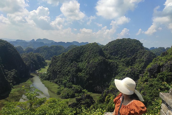 Full-day guided tour of Ninh Binh from Hanoi, featuring Mua Cave, Tam Coc boat trip, and Hoa Lu, photo 11 | wizardtrip
