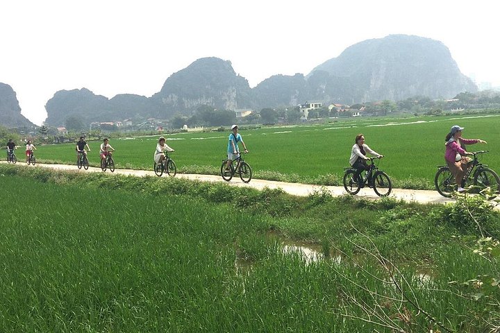 Full-day guided tour of Ninh Binh from Hanoi, featuring Mua Cave, Tam Coc boat trip, and Hoa Lu, photo 13 | wizardtrip
