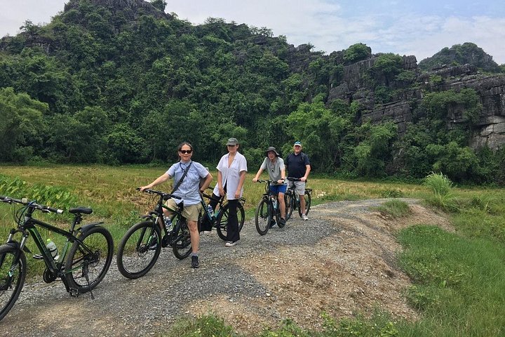 Full-day guided tour of Ninh Binh from Hanoi, featuring Mua Cave, Tam Coc boat trip, and Hoa Lu, photo 15 | wizardtrip