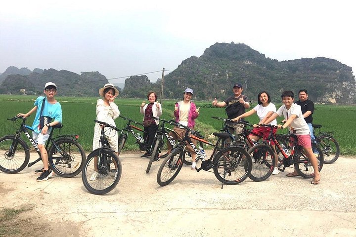 Full-day guided tour of Ninh Binh from Hanoi, featuring Mua Cave, Tam Coc boat trip, and Hoa Lu, photo 17 | wizardtrip