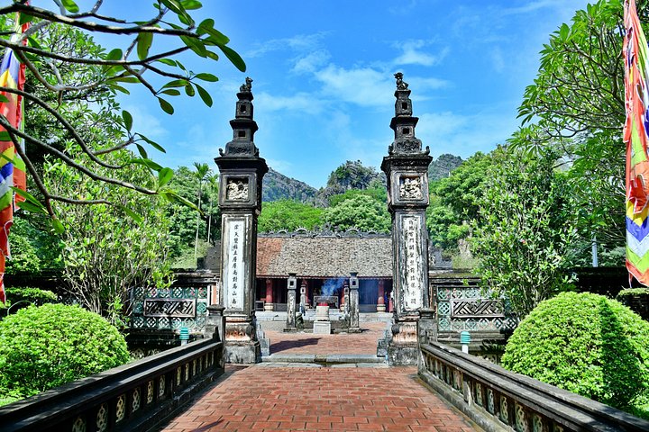 Full-day guided tour of Ninh Binh from Hanoi, featuring Mua Cave, Tam Coc boat trip, and Hoa Lu, photo 24 | wizardtrip