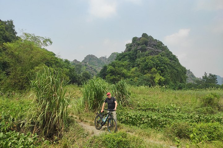 Full-day guided tour of Ninh Binh from Hanoi, featuring Mua Cave, Tam Coc boat trip, and Hoa Lu, photo 42 | wizardtrip