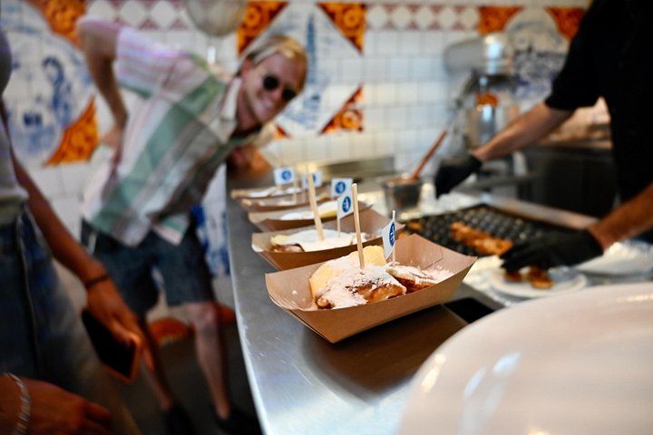 Amsterdam matvandring provsmakar lokala holländska specialiteter som stroopwafels och Goudaost, foto 8 | wizardtrip