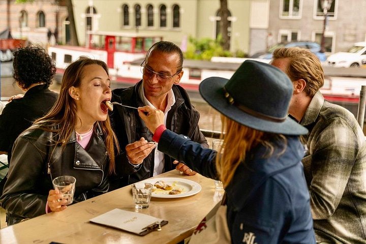 Amsterdam matvandring provsmakar lokala holländska specialiteter som stroopwafels och Goudaost, foto 18 | wizardtrip