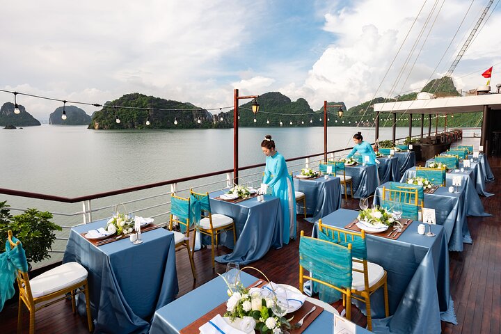 Luksuskrydstogt, der sejler gennem de fantastiske kalkstensklipper i Ha Long Bay, Vietnam, foto 14 | wizardtrip