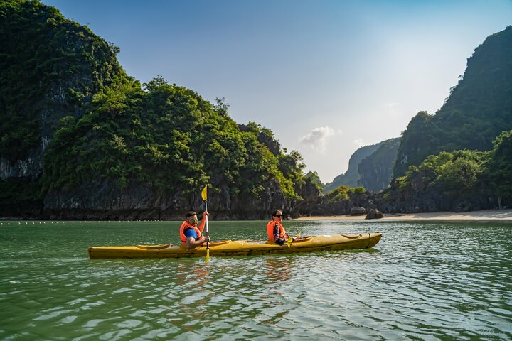 Luksuskrydstogt, der sejler gennem de fantastiske kalkstensklipper i Ha Long Bay, Vietnam, foto 26 | wizardtrip